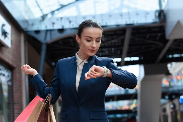 Attrayant Femme Affaires Vérifier Heure Dans Centre Commercial — Photo