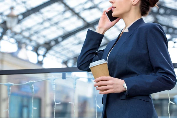 Imagen Recortada Mujer Negocios Hablando Por Teléfono Inteligente Celebración Café — Foto de Stock