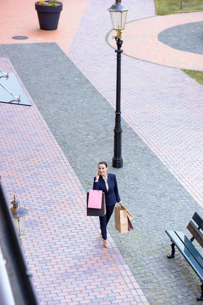 Alışveriş Torbaları Ile Yürüyüş Smartphone Tarafından Konuşmak Çekici Işkadını Yüksek — Stok fotoğraf