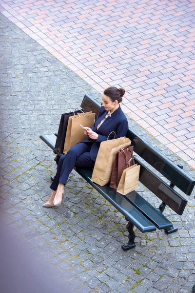 High Angle View Attractive Businesswoman Sitting Shopping Bags Bench Using — Free Stock Photo