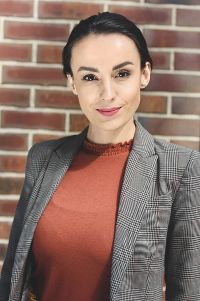 Retrato Hermosa Mujer Elegante Mirando Cámara — Foto de Stock