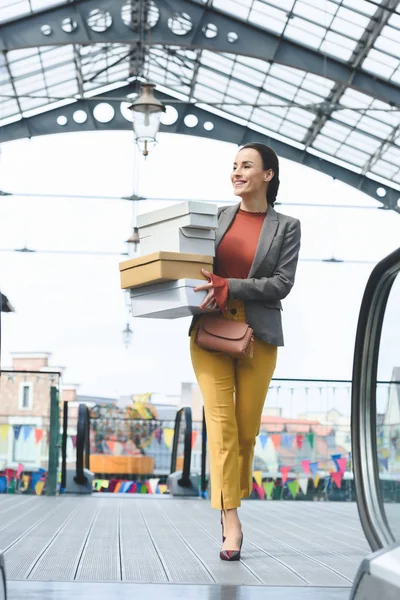 Attractive Woman Walking Shopping Boxes Mall — Stock Photo, Image