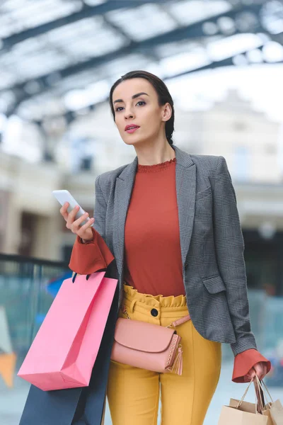 Mulher Atraente Andando Com Sacos Compras Smartphone Shopping — Fotografia de Stock