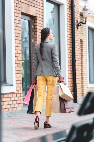 Vista Trasera Mujer Caminando Con Bolsas Compras — Foto de Stock