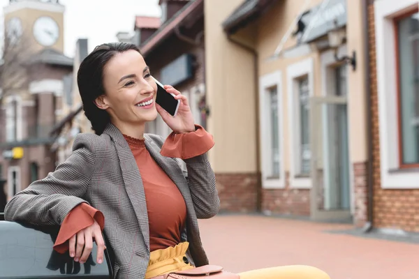 Sonriendo Hermosa Mujer Elegante Hablando Por Teléfono Inteligente Banco — Foto de Stock
