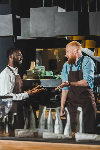 Sidovy Ung Leende Multietniskt Ägare Kafé Förkläden Talar Kafé — Stockfoto