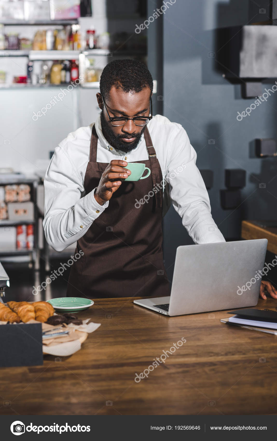 Genç Afro Amerikan Barista Kahve Tutarak Kafede Dizüstü Bilgisayar