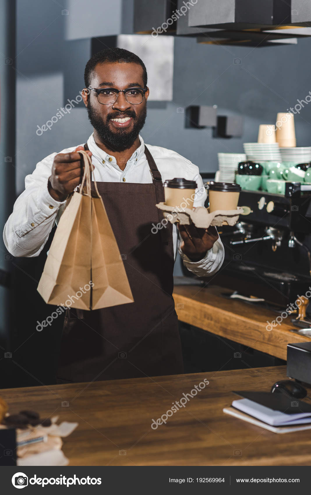 Yakışıklı Gülümseyen Genç Afro Amerikan Barista Tek Kullanımlık Kahve