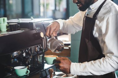 Afro-Amerikan barista kahve makinesi kapuçino gülen in atış kırpılmış