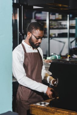 yakışıklı genç Afro-Amerikan barista kahve makinesi kahve gözlük içinde