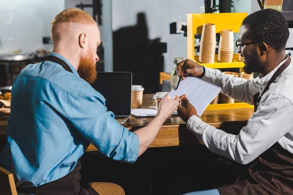 Joven Afroamericano Barista Masculino Mostrando Libro Texto Colega Cafetería — Foto de Stock