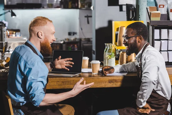 Sonriendo Jóvenes Propietarios Multiculturales Cafetería Hablando Sentado Mesa Con Ordenador — Foto de Stock