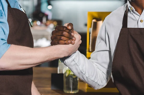 atış iki kafede kahve dükkanında tokalaşırken önlük sahiplerinin kırpılmış