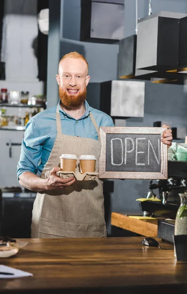 Młody Mężczyzna Barista Gospodarstwa Tablica Nadpisem Otwórz Dokumentacją Dwóch Filiżanek — Darmowe zdjęcie stockowe