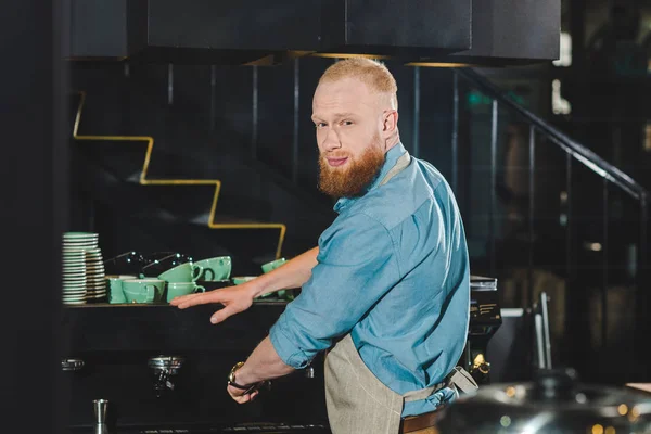 Lächelnder Junger Männlicher Barista Mit Kaffeemaschine — kostenloses Stockfoto