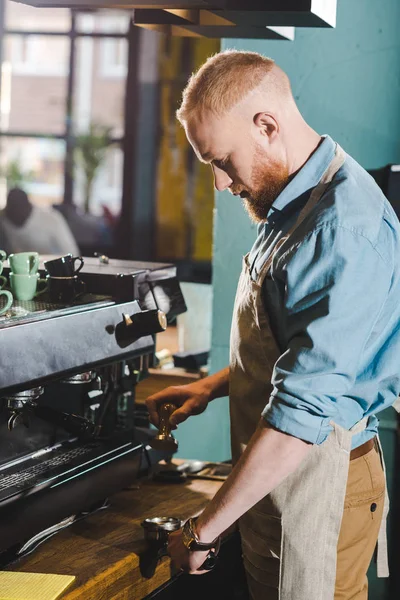 Vista Lateral Barista Macho Joven Usando Máquina Café — Foto de stock gratis