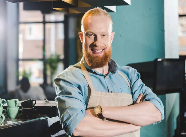 Portrait Young Male Barista Apron Standing Crossed Arms — Free Stock Photo