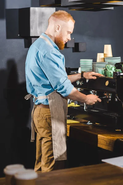 Junge Männliche Barista Schürze Mit Kaffeemaschine — kostenloses Stockfoto