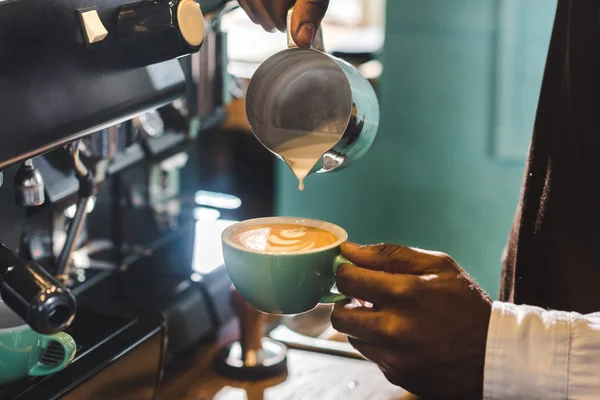 Close Gedeeltelijke Weergave Van Barista Voorbereiding Cappuccino Coffeeshop — Stockfoto