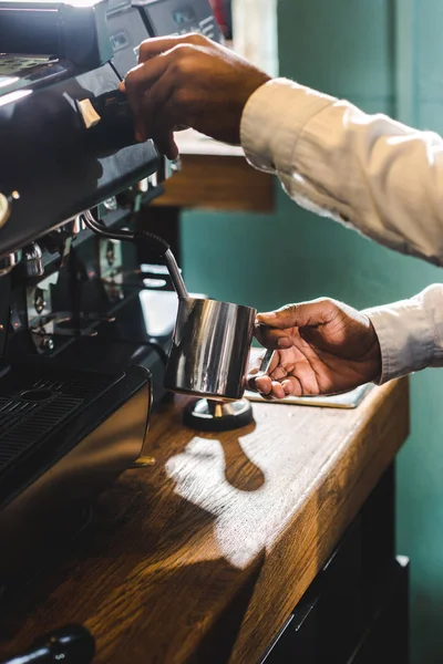 Close Vista Parcial Africano Americano Barista Fazendo Cappuccino Máquina Café — Fotos gratuitas