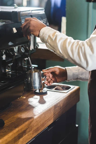 在咖啡馆用咖啡机在围裙上拍摄非洲裔美国咖啡壶 — 图库照片