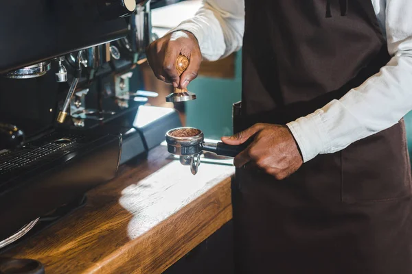 Tiro Recortado Barista Afro Americano Avental Fazendo Café Máquina Café — Fotografia de Stock