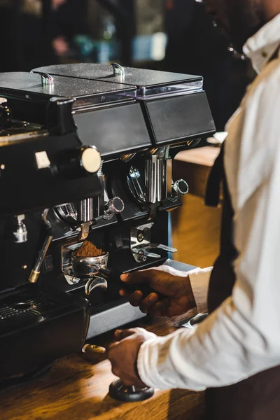Обрезанный Снимок Африканского Американского Бариста Фартуке Готовящего Кофе Кофеварки — Бесплатное стоковое фото