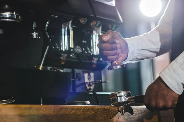 Close Gedeeltelijke Weergave Van Barista Koffie Bij Koffiezetapparaat Voorbereiden — Stockfoto