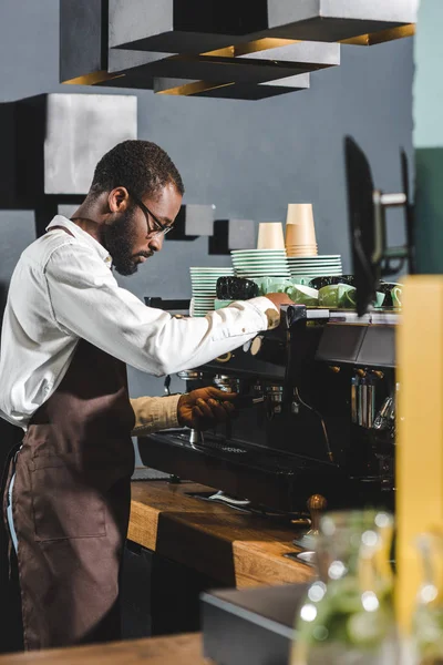 Sidovy Afroamerikanska Barista Glasögon Arbetar Med Kaffebryggare — Stockfoto