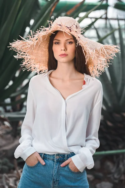 Aantrekkelijke Jonge Vrouw Zomer Outfit Stro Hoed Poseren Tropische Tuin — Stockfoto