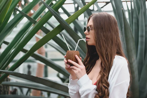 Schöne Frau Mit Sonnenbrille Posiert Mit Kokoscocktail Auf Tropischem Urlaubsort — Stockfoto