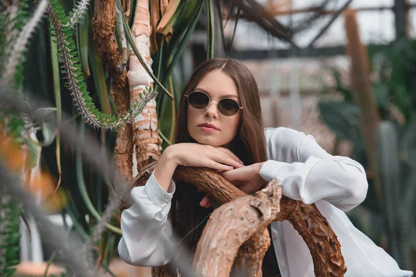 Mooi Meisje Trendy Zonnebril Poseren Tropische Tuin — Stockfoto