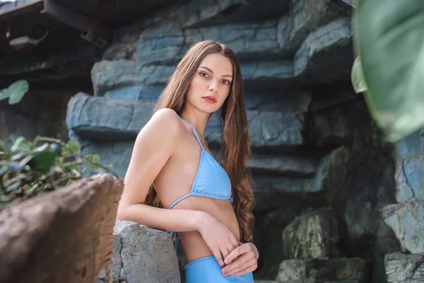 Kaunis Nuori Nainen Poseeraa Sinisissä Bikineissä Trooppisessa Lomakohteessa — kuvapankkivalokuva