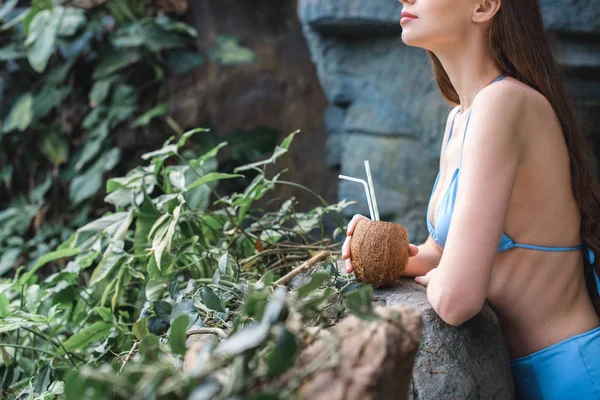 Обрезанный Вид Девушки Позирующей Кокосовым Коктейлем Тропическом Саду — Бесплатное стоковое фото