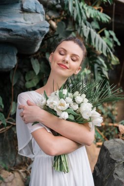 mutlu güzel gelin düğün buket ile poz