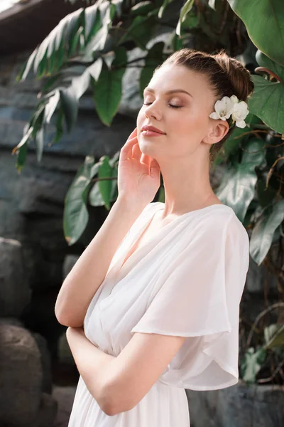 Atrakcyjne Oferty Panna Młoda Pozowanie Białej Sukni Tropikalnym Ogrodzie — Zdjęcie stockowe