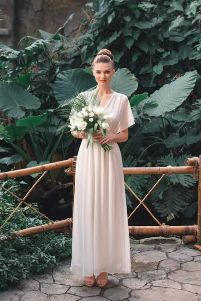 Bela Noiva Posando Vestido Branco Com Buquê Casamento Jardim Tropical — Fotografia de Stock