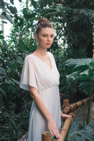 Atractiva Mujer Vestido Blanco Posando Jardín Tropical —  Fotos de Stock