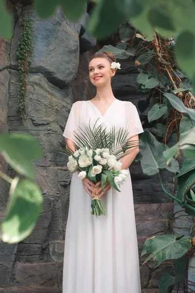 Usměvavá Nevěsta Pózuje Bílých Šatech Svatební Kytice — Stock fotografie