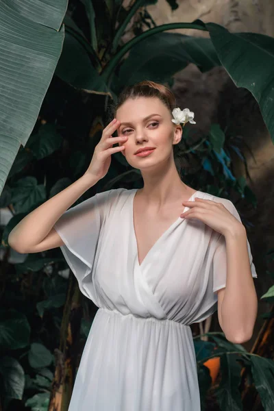 Atractiva Mujer Tierna Vestido Blanco Con Flor Pelo Posando Jardín — Foto de Stock