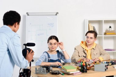 çok ırklı gençler evde mühendislik hakkında video blog çekim
