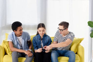 çok kültürlü genç erkek arkadaş nasıl gamepad evde kullanmak söylüyorum