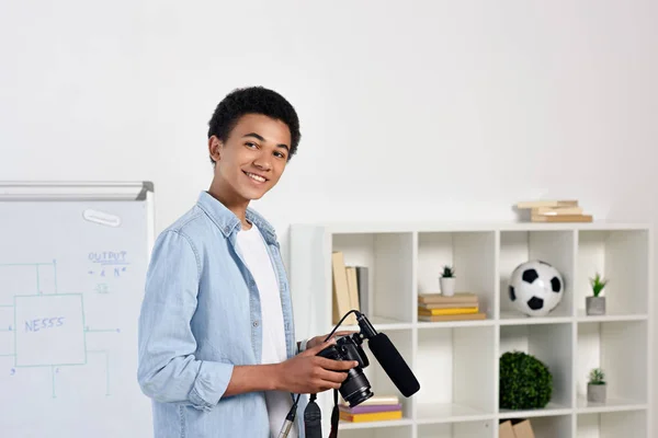 Sourire Adolescent Afro Américain Tenant Appareil Photo Numérique Maison — Photo