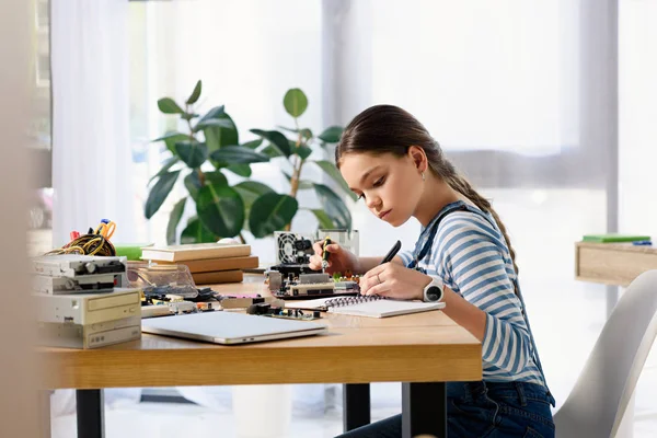 Vista Lateral Adorable Niño Preadolescente Fijación Placa Base Computadora Tomar — Foto de stock gratis