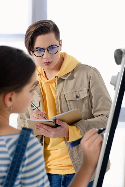 Vrouwelijke Tiener Naar Vriend Thuis Flip — Stockfoto