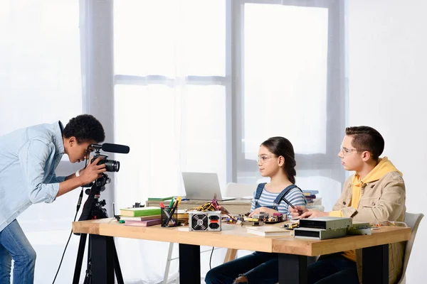 Visão Lateral Adolescentes Multiculturais Filmando Vídeo Blog Sobre Engenharia Casa — Fotografia de Stock