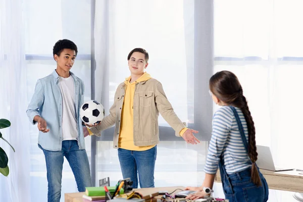 Мультикультурные Подростки Держащие Футбольный Мяч Глядя Друга Дома — Бесплатное стоковое фото