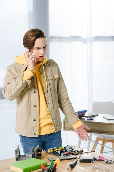 Irritado Adolescente Menino Falando Por Smartphone Casa — Fotografia de Stock Grátis