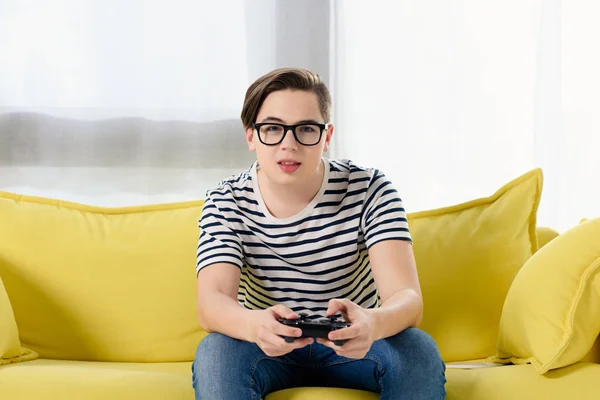 Teenager Spielt Videospiel Auf Sofa Hause — kostenloses Stockfoto