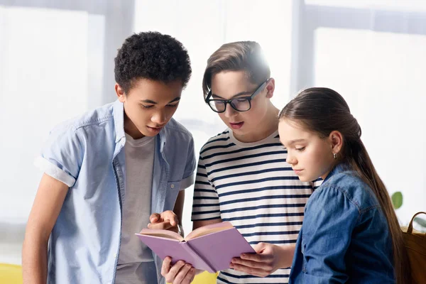 Adolescentes Multiculturales Mirando Libro Casa — Foto de Stock